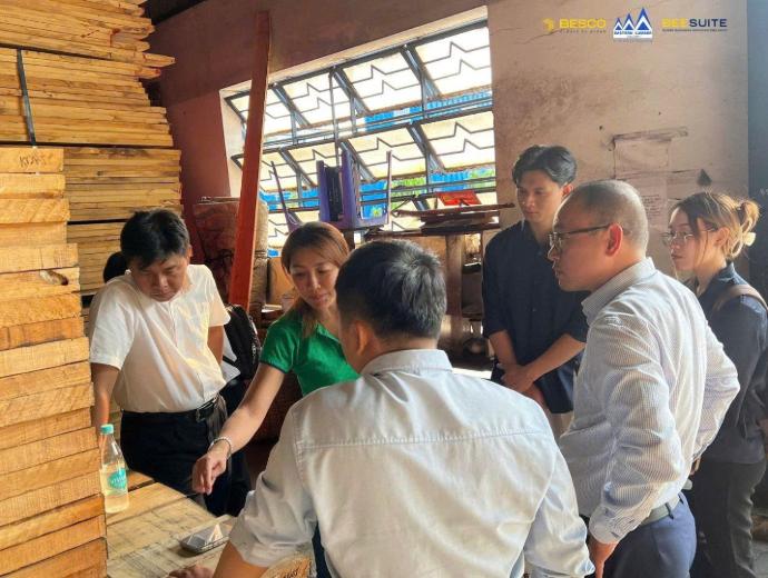 Tham quan kho gỗ tại Gỗ Phương Đông