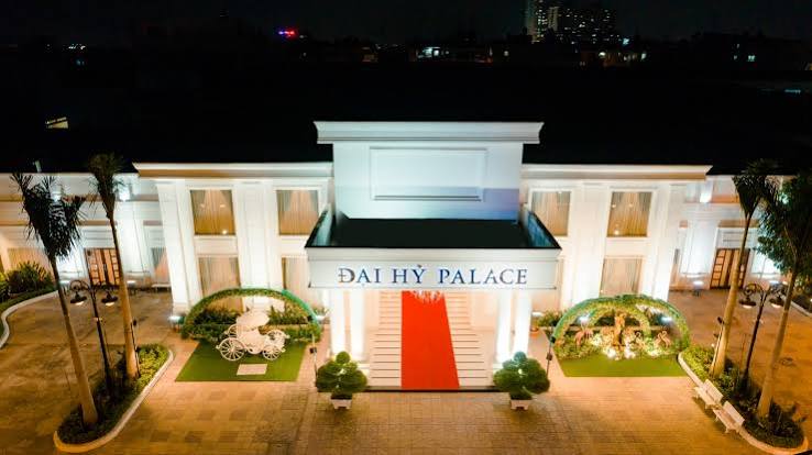 Mặt tiền Đại Hỷ Palace về đêm, thuộc hệ thống Trung tâm Hội nghị Đại Hỷ
