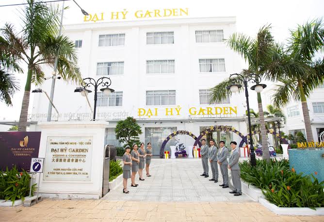 Mặt tiền Đại Hỷ Garden cùng đội ngũ nhân sự đón khách