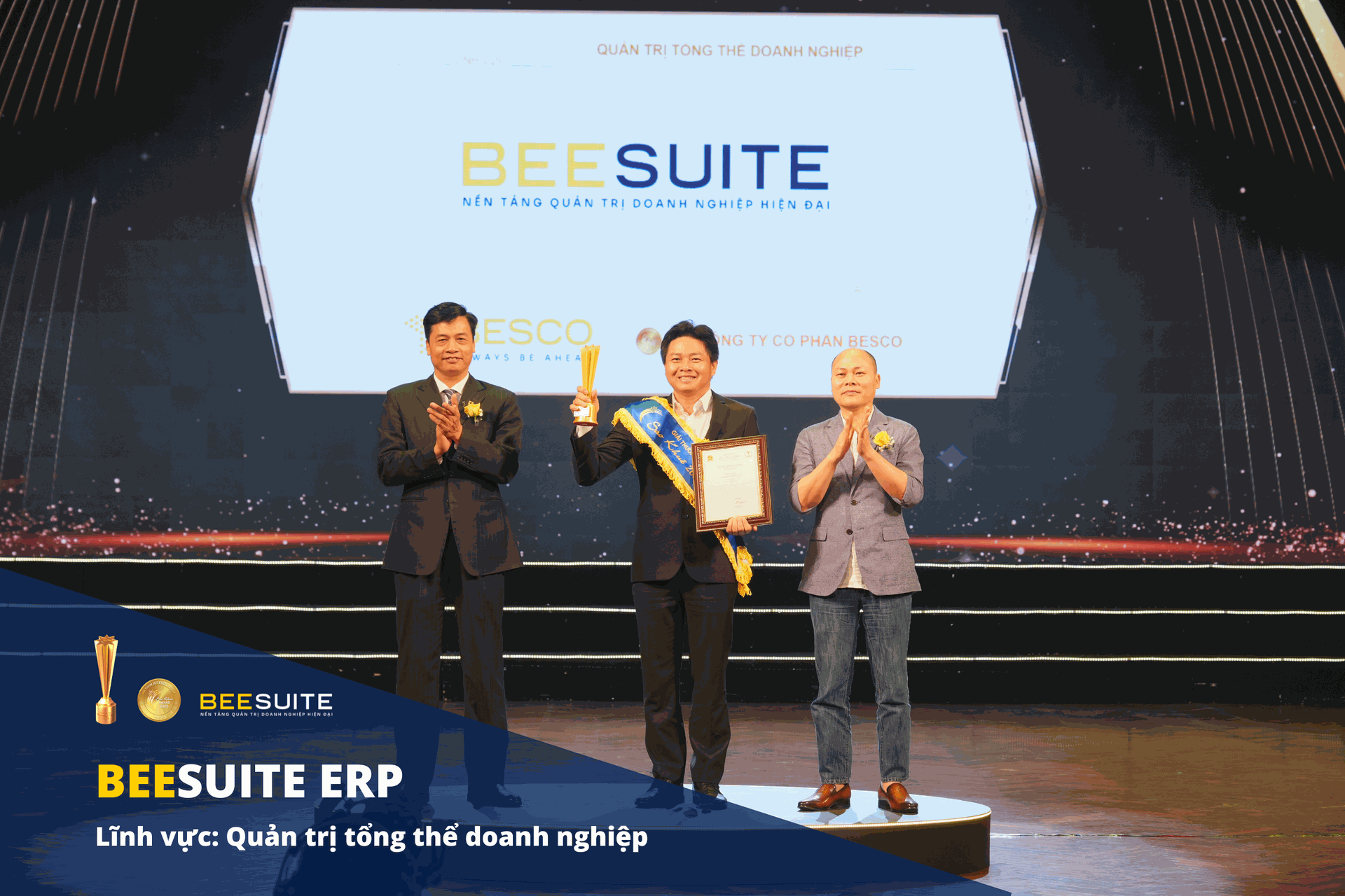 Đại diện BeeSuite lên nhận giải thưởng Sao Khuê 2025
